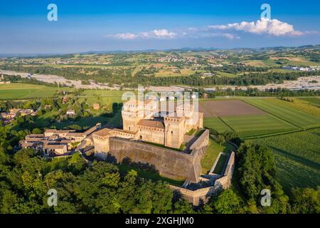 Aus der Vogelperspektive auf das Schloss von Torrechiara während eines Sommersonnenverganges. Langhirano, Provinz Parma, Emilia Romagna, Italien, Europa. Stockfoto