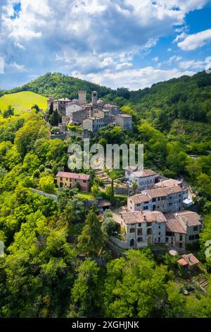 Aus der Vogelperspektive auf die mittelalterliche Burg und das Dorf Vigoleno. Bezirk Piacenza, Emilia-Romagna, Italien. Stockfoto