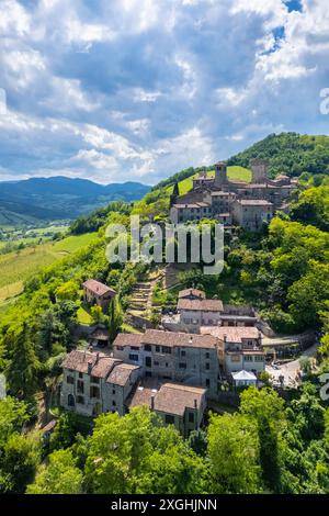 Aus der Vogelperspektive auf die mittelalterliche Burg und das Dorf Vigoleno. Bezirk Piacenza, Emilia-Romagna, Italien. Stockfoto