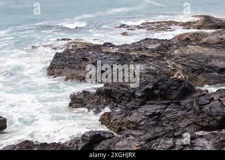 Zerklüftete Küstenfelsen und brechende See in der St Ives Bay vor Godrevy Point an der Nordküste von West Cornwall, England, Großbritannien Stockfoto