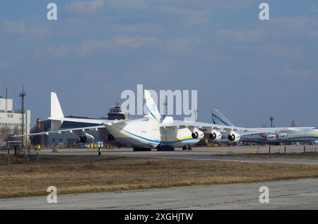 Das größte Frachtflugzeug der Welt Antonov 225 Mriya und andere Flugzeuge eine Landebahn des Flughafens Hostomel. April 2018. Hostomel, Ukraine Stockfoto
