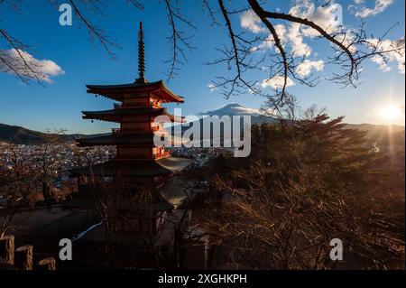 Shimoyoshida, Japan - 27. Dezember 2019. Außenaufnahmen der berühmten Chureito-Pagode und des fuji bei Sonnenuntergang. Stockfoto