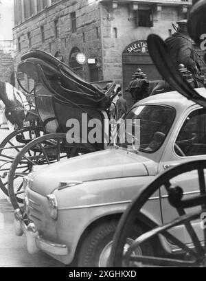Transport / Transport, Auto, Fahrzeugvarianten, Fiat Nuova 500 zwischen Reisebussen, Italien, um 1960, ADDITIONAL-RIGHTS-CLEARANCE-INFO-NOT-AVAILABLE Stockfoto