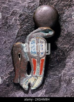 Schöne Kunst, Ägypten, Kunsthandwerk, Uraeus-Schlange, 3. Jahrhundert v. Chr. Bronze mit Emaille, Metropolitan Museum of Art, URHEBERRECHT DES KÜNSTLERS MUSS NICHT GELÖSCHT WERDEN Stockfoto