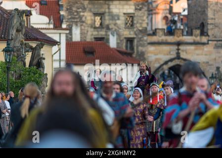 Sonnenaufgangsparade mittelalterliche historische Nachstellung zum 667. Jahrestag der Grundsteinlegung der berühmten Karlsbrücke in Prag, Tschechien Stockfoto