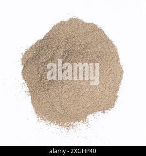 Verschüttetes gemahlenes Gewürz mit schwarzem Pfeffer auf weißem Hintergrund. Stockfoto