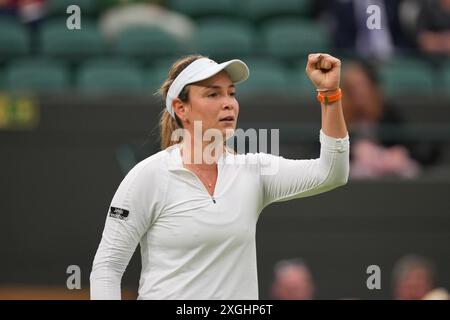London, Großbritannien. Juli 2024. LONDON, ENGLAND - 09. JULI: Donna Vekic aus Kroatien feiert einen Punkt gegen Lulu Sun aus Neuseeland in ihrem Viertelfinalspiel der Damen-Singles-Viertelfinale während des neunten Tages der Meisterschaft Wimbledon 2024 im All England Lawn Tennis and Croquet Club am 09. Juli 2024 in London, England Credit: MB Media Solutions/Alamy Live News Stockfoto