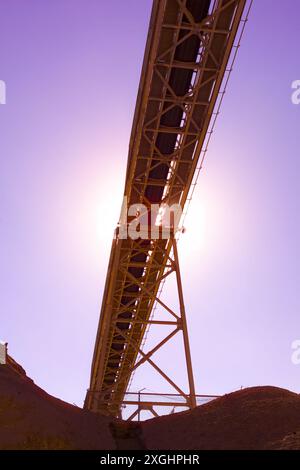 Blick von unten auf ein Förderband in einer Verarbeitungsanlage in einem Kupferbergwerk in Chile. Stockfoto