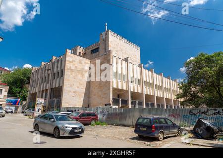 Tiflis, Georgien - 23. JUNI 2024: Architektonische Details im Stil der Moderne und der Sowjetzeit aus einem Gebäude in Tiflis, Georgien. Stockfoto