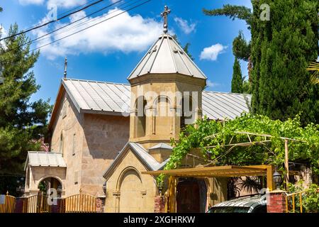 Tiflis, Georgien - 17. JUNI 2024: Außenansicht der Kirche St. Nino in Tiflis, Georgien. Stockfoto