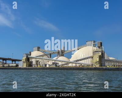 Hafen von Morehead City, Ladung wird gelagert, geladen und entladen Stockfoto