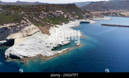 Blick auf Cane Malu in der Nähe von Bosa auf Sardinien, ein grauer Touristenstrand, der von vulkanischer Lava mit türkisfarbenem Wasser stammt und von der Natur umgeben ist. Touris Stockfoto