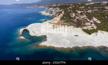 Blick von der Drohne auf den Strand Cane Malu in der Nähe von Bosa auf Sardinien, mit grauen vulkanischen Felsformationen und türkisfarbenem Wasser und der natürlichen Küste und dem Cape Stockfoto