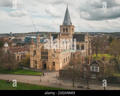 Luftaufnahme der Kathedrale von Rochester im Frühling. Stockfoto