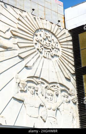 Tiflis, Georgien - 16. JUNI 2024: Monumentale Gebäude an der Nikoloz Barataschwili Straße im Zentrum von Tiflis, der Hauptstadt Georgiens. Stockfoto