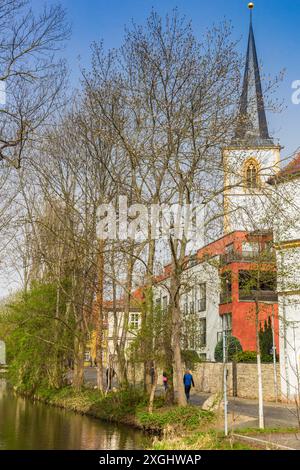 Turm der historischen Nikolaikirche im Park in Erfurt Stockfoto