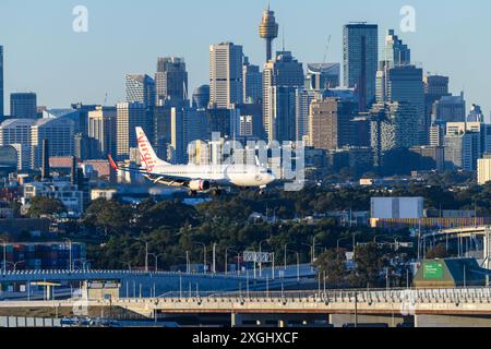 Virgin Australia Boeing 737 landet mit der Skyline von Sydney. Flugzeug B737 der Virgin Australia Airline kommt an. 737-800 Ebene. Stockfoto