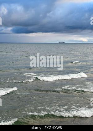 Ein Sturm und Wolken über dem Lake Superior mit einem Schiff in der Ferne Stockfoto