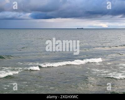 Ein Sturm und Wolken über dem Lake Superior mit einem Schiff in der Ferne Stockfoto