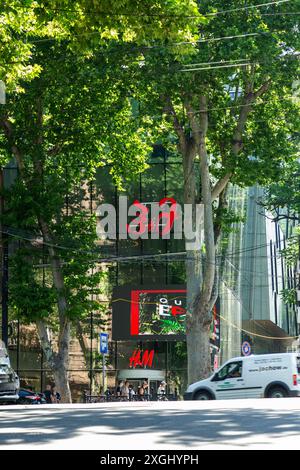 Tiflis, Georgien - 23. JUNI 2024: H&M klaut das Ladenzeichen der Marke in georgischem Alphabet in der Filiale der Galleria Mall in Tiflis, Georgien. Stockfoto