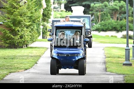 Novo-Ogaryovo, Russland. Juli 2024. Der russische Präsident Wladimir Putin, rechts, hinter dem Steuer eines Golfwagens, während er den indischen Premierminister Narendra Modi, links, für eine Tour durch das Gelände in der Präsidentenresidenz Novo-Ogaryowo am 8. Juli 29024 in der Oblast Moskau, Russland, nimmt. Quelle: Gavriil Grigorov/Kreml Pool/Alamy Live News Stockfoto