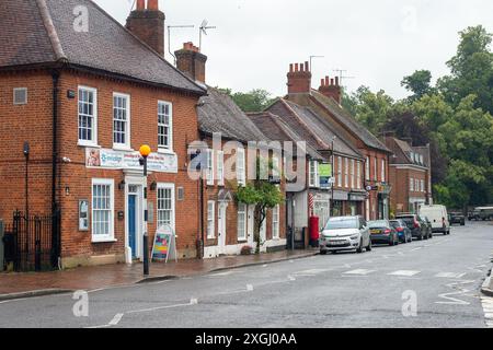 Chalfont St Giles, Großbritannien. Juli 2024. Das hübsche Dorf Chalfont St Giles in Buckinghamshire wurde als das „stinkendste Dorf Großbritanniens“ bezeichnet. Seit Januar dieses Jahres leitet die Themse Abwässer aus den Amersham Balacing Tanks in den River Misbourne, einen wertvollen Kreidefluss, der mehr als 3.500 Stunden durch Chalfont St. Peter fließt. Der Chalfont St Giles Parish Council hat nun den Zugang zum Kinderspielplatz, zum Dorfteich und zur Brücke über den Fluss Misbourne gesperrt, um die Dorfbewohner davon abzuhalten, mit einer möglichen Verschmutzung in Kontakt zu kommen. Das Dorf ist ein Stockfoto