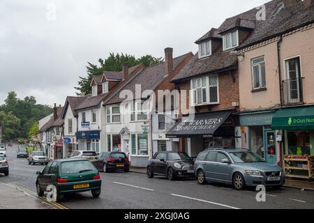 Chalfont St Giles, Großbritannien. Juli 2024. Das hübsche Dorf Chalfont St Giles in Buckinghamshire wurde als das „stinkendste Dorf Großbritanniens“ bezeichnet. Seit Januar dieses Jahres leitet die Themse Abwässer aus den Amersham Balacing Tanks in den River Misbourne, einen wertvollen Kreidefluss, der mehr als 3.500 Stunden durch Chalfont St. Peter fließt. Der Chalfont St Giles Parish Council hat nun den Zugang zum Kinderspielplatz, zum Dorfteich und zur Brücke über den Fluss Misbourne gesperrt, um die Dorfbewohner davon abzuhalten, mit einer möglichen Verschmutzung in Kontakt zu kommen. Das Dorf ist ein Stockfoto