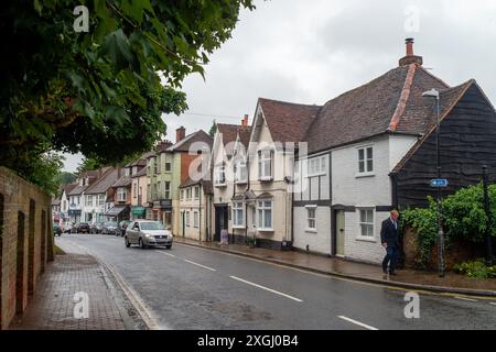 Chalfont St Giles, Großbritannien. Juli 2024. Das hübsche Dorf Chalfont St Giles in Buckinghamshire wurde als das „stinkendste Dorf Großbritanniens“ bezeichnet. Seit Januar dieses Jahres leitet die Themse Abwässer aus den Amersham Balacing Tanks in den River Misbourne, einen wertvollen Kreidefluss, der mehr als 3.500 Stunden durch Chalfont St. Peter fließt. Der Chalfont St Giles Parish Council hat nun den Zugang zum Kinderspielplatz, zum Dorfteich und zur Brücke über den Fluss Misbourne gesperrt, um die Dorfbewohner davon abzuhalten, mit einer möglichen Verschmutzung in Kontakt zu kommen. Das Dorf ist ein Stockfoto