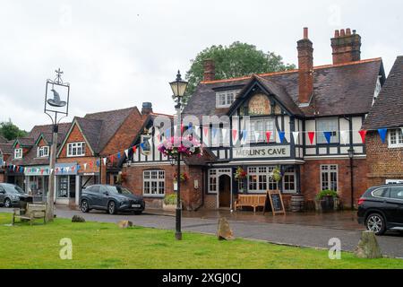 Chalfont St Giles, Großbritannien. Juli 2024. Das hübsche Dorf Chalfont St Giles in Buckinghamshire wurde als das „stinkendste Dorf Großbritanniens“ bezeichnet. Seit Januar dieses Jahres leitet die Themse Abwässer aus den Amersham Balacing Tanks in den River Misbourne, einen wertvollen Kreidefluss, der mehr als 3.500 Stunden durch Chalfont St. Peter fließt. Der Chalfont St Giles Parish Council hat nun den Zugang zum Kinderspielplatz, zum Dorfteich und zur Brücke über den Fluss Misbourne gesperrt, um die Dorfbewohner davon abzuhalten, mit einer möglichen Verschmutzung in Kontakt zu kommen. Das Dorf ist ein Stockfoto