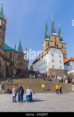 Menschen auf der Treppe des Doms in Erfurt Stockfoto