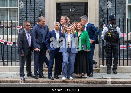 London, England, Großbritannien. Juli 2024. Bürgermeister von Cambridgeshire und Peterborough NIK JOHNSON, Bürgermeister von West Midlands RICHARD PARKER, Bürgermeister von Greater Manchester ANDY BURNHAM, Bürgermeister von West England DAN NORRIS, Bürgermeister von London SADIQ KHAN, Metro Bürgermeister der Region Liverpool City STEVE ROTHERAM, Bürgermeister von West Yorkshire TRACY BRABIN, Bürgermeister von North East KIM MCGUINNESS, Bürgermeister von East Midlands CLAIRA WARD und Bürgermeister von York und North Yorkshire DAVID SKAITH posieren für ein Foto außerhalb der Downing Street 10 (Foto: © Tayfun Salci/ZUMA Press Wire) NUR ZUR REDAKTIONELLEN VERWENDUNG! Nicht für kommerzielle Zwecke Stockfoto