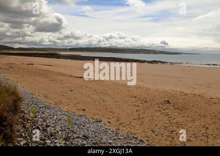 Ein langer Blick vom Newton Beach über die Newton Bay in Richtung Ogmore am Meer und Nash Point in der Ferne an einem schönen sonnigen Tag. Stockfoto