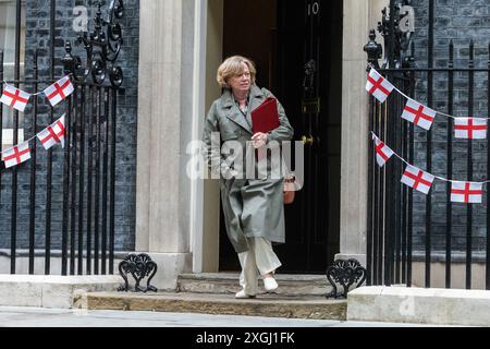 London, Großbritannien. Juli 2024. Angela Smith, Baroness Smith of Basildon, Lord Privy Seal und Anführerin des House of Lords, verlässt die Downing Street 10 nach einer Kabinettssitzung. Der britische Premierminister Sir Keir Starmer hat geraten, dass sein neues Kabinett mit dem Schwerpunkt auf der Lieferung „auf den Boden gehen“ muss. Quelle: Mark Kerrison/Alamy Live News Stockfoto