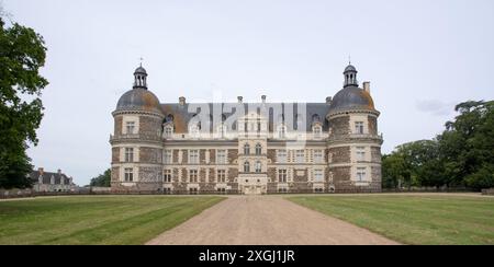 Weite Vorderansicht des Château de Serrant Stockfoto