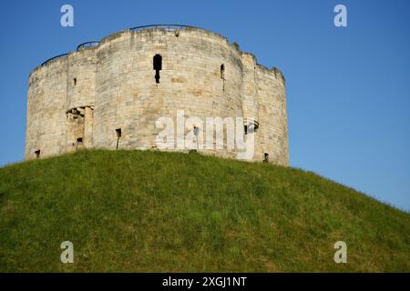 Clifford's Tower, der Donjon von York Castle, erbaut im 13. Jahrhundert. Stockfoto