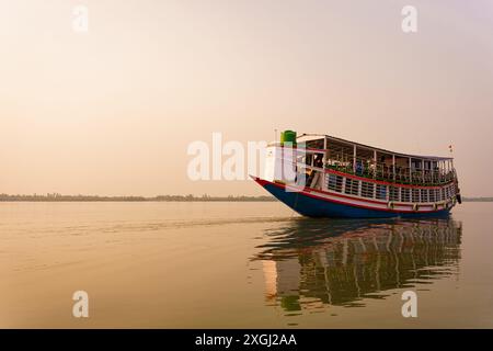 Sundarbans, Indien - 20. Oktober 2023: Ein traditionelles Touristenboot segelt bei Sonnenuntergang auf einem Wasserkanal. Konzept des Safaritourismus im Sundarb Stockfoto