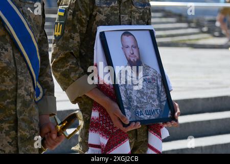 Kiew, Ukraine. Juli 2024. Die Brüder verabschieden sich von dem gefallenen Soldaten der 72. Brigade, benannt nach den Schwarzen Kosaken Wolodymyr Sergijewski auf dem Pseudo „Iren“, der 4 Linien in der Nähe von Kurakhov an der Donezker Geraden starb. Wolodymyr Sergijewski, bekannt unter dem Spitznamen „Irlander“, starb 4 Linien in der Nähe von Kurakhov an der Donezker Geraden. 2014 mobilisierte sich eine Gruppe von Soldaten an die Fronten der ukrainischen Streitkräfte und 2015 nahmen sie an Kampfeinsätzen in der ATO-Zone Teil. (Foto: Aleksandr Gusev/SOPA Images/SIPA USA) Credit: SIPA USA/Alamy Live News Stockfoto