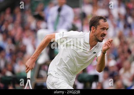 LONDON, ENGLAND - 09. JULI: Daniil Medwedew stürmt 2024 am 9. JULI 2024 im All England Lawn Tennis and Croquet Club in London, England, im Gentlemen's Singles Quarter Final gegen Jannik Sinner of Italy. Quelle: MB Media Solutions/Alamy Live News Stockfoto