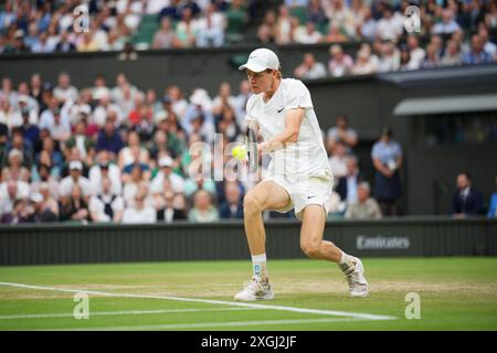 LONDON, ENGLAND: Jannik Sinner of Italy spielt am 9. JULI 2024 im All England Lawn Tennis and Croquet Club am 9. Juli 2024 in London eine Rückhand gegen Daniil Medwedev im Gentlemen's Singles Quarter Final. Quelle: MB Media Solutions/Alamy Live News Stockfoto