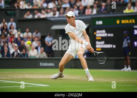 LONDON, ENGLAND: Jannik Sinner of Italy spielt am 9. JULI 2024 im All England Lawn Tennis and Croquet Club am 9. Juli 2024 in London eine Rückhand gegen Daniil Medwedev im Gentlemen's Singles Quarter Final. Quelle: MB Media Solutions/Alamy Live News Stockfoto