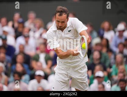 LONDON, ENGLAND - 09. JULI: Daniil Medwedev spielt am 9. JULI 2024 im All England Lawn Tennis and Croquet Club am 9. Juli 2024 in London eine Rückhand gegen Jannik Sinner of Italy. Quelle: MB Media Solutions/Alamy Live News Stockfoto