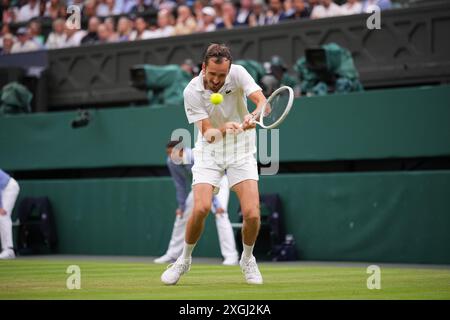 LONDON, ENGLAND - 09. JULI: Daniil Medwedev spielt am 9. JULI 2024 im All England Lawn Tennis and Croquet Club am 9. Juli 2024 in London eine Rückhand gegen Jannik Sinner of Italy. Quelle: MB Media Solutions/Alamy Live News Stockfoto