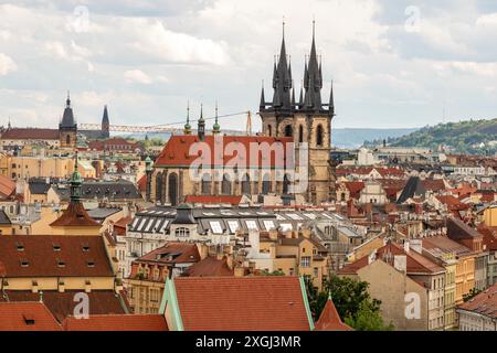 Die Kirche unserer Lieben Frau vor Tyn und die umliegende Stadt Prag Stockfoto