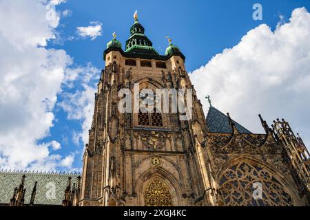 Außendetails der St. Veit Kathedrale mit Türmen, detaillierter Architektur und Furnieren. Stockfoto