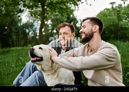 Ein glückliches schwules Paar mit ihrem labrador-Hund genießt einen sonnigen Nachmittagstag in einem üppig grünen Park. Stockfoto