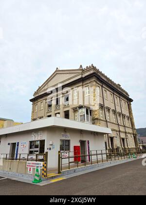 Glover Garden beherbergt die Villen einiger ehemaliger ausländischer Bewohner der Stadt. Auf der angrenzenden Seite befindet sich die katholische Kirche Oura – das erste Gebäude im westlichen Stil Japans, das als Nationalschatz eingestuft wurde und 1864 von einem französischen Missionar für die wachsende ausländische Gemeinde in der Stadt erbaut wurde. Nagasaki – Nagasaki ist Japans nächste Hafenstadt zum asiatischen Festland, weithin bekannt als die zweite japanische Stadt, die nach Hiroshima im Zweiten Weltkrieg durch eine Atombombe zerstört wurde, obwohl mehrere alte Gebäude und Tempel erhalten geblieben sind. Nagasaki. Japan. Stockfoto