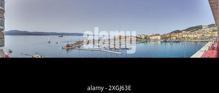 Blick aus der Vogelperspektive über den Hafen der kleinen französischen Stadt Ajaccio auf der Insel Korsika während des Tages im Sommer Stockfoto