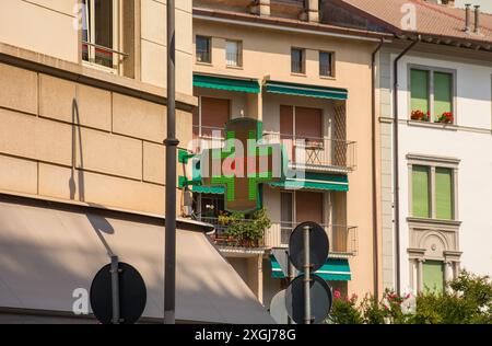 Eine Temperaturanzeige am 9. Juli 2024 im Zentrum von Udine, Norditalien. Zu Beginn einer Hitzewelle erreichen die Temperaturen bereits 40 C/104 F Stockfoto