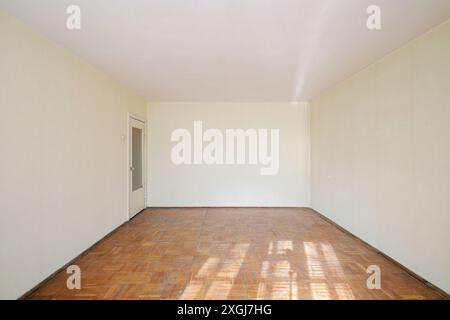 Sauberes, leeres altes Zimmer in einer Wohnung Stockfoto