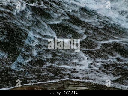 Kleine „Wellen“ von Wassern kaskadieren einen Teil eines größeren Wasserfalls in der Cascadiila Gorge, Ithaca, Tompkins County, New York Stockfoto